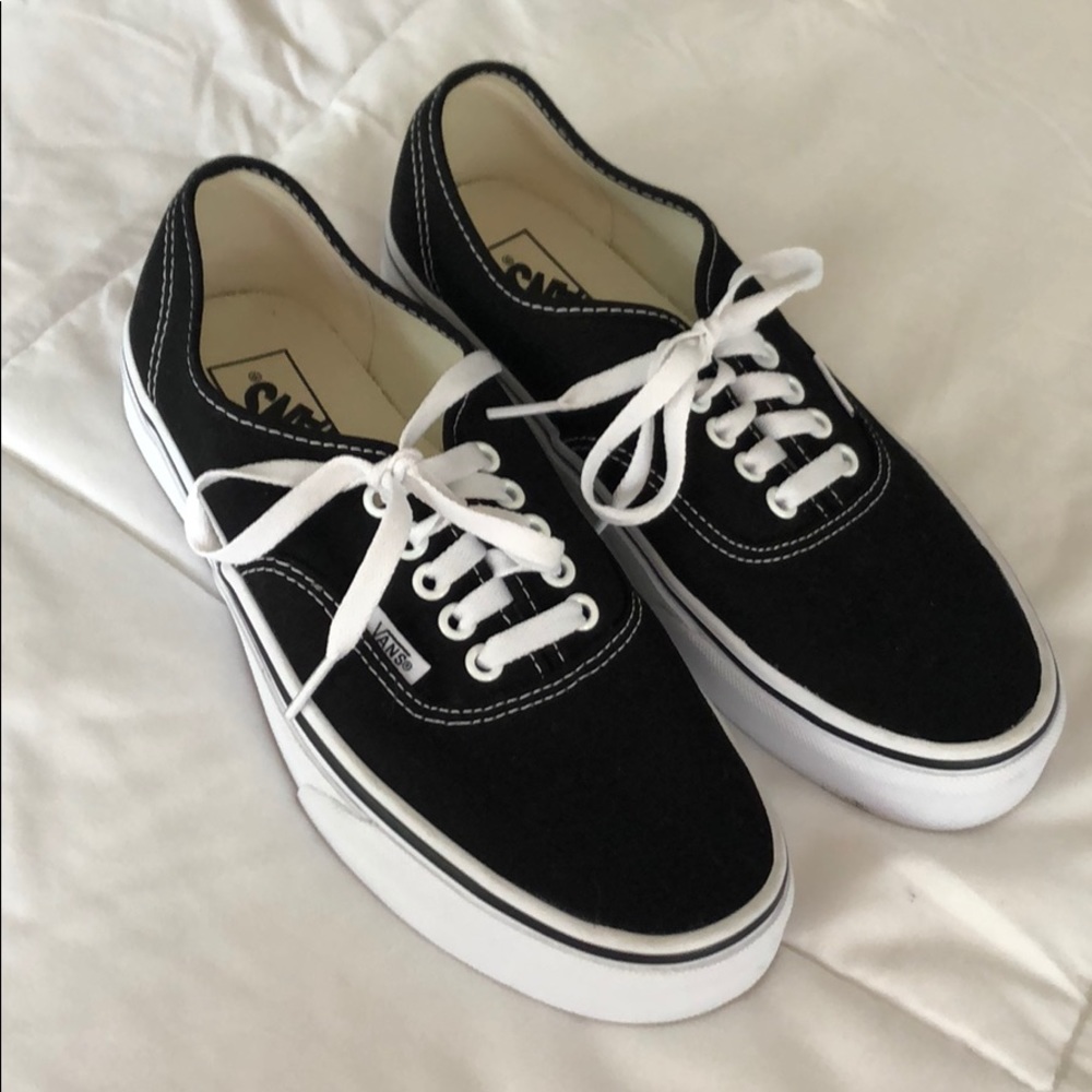 Men’s 7.5 or Women’s 9 Black Vans NEW